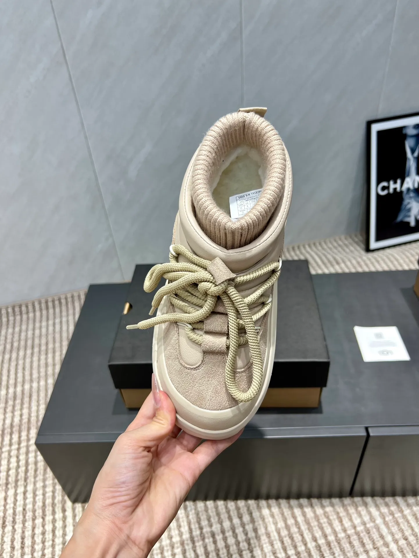 Factory: Couple P620💰 "Exclusive top version" UGG~25vs popular platform thick-soled casual shoes series... [Couple's thick-soled Maori casual shoes] A shoe that will not clash with shirts, simple partition design ➕ spotted outsole, silk curly upper, a must-have for autumn and winter, can be worn with any pants or skirt, very comfortable and good-looking... ❶Fabric: Original customized cow ➕ Sheepskin ❷Inner lining: original customized wool ❸Feet: original customized sheepskin ❹Outsole: original molded foam outsole ❺Number: 35-44 (Female 41. Male 45. Customized, non-returnable) ❻Packaging: Original full set of packaging ☀Color: Official website updated simultaneously